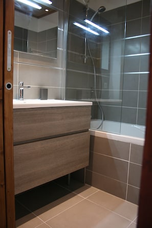 Ensemble douche/baignoire, sèche-cheveux