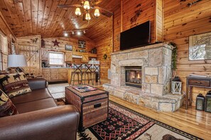 Una Smart TV, una chimenea, un futbolín, un reproductor estéreo