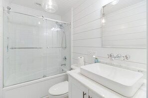Duschwanne, Haartrockner, Toilettenpapier