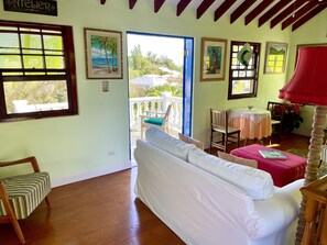 Smart TV, books, stereo - A Charming Bermuda Gem 🌸 (Southampton)