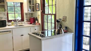 Réfrigérateur, micro-ondes, plaque de cuisson, cafetiÚre/bouilloire