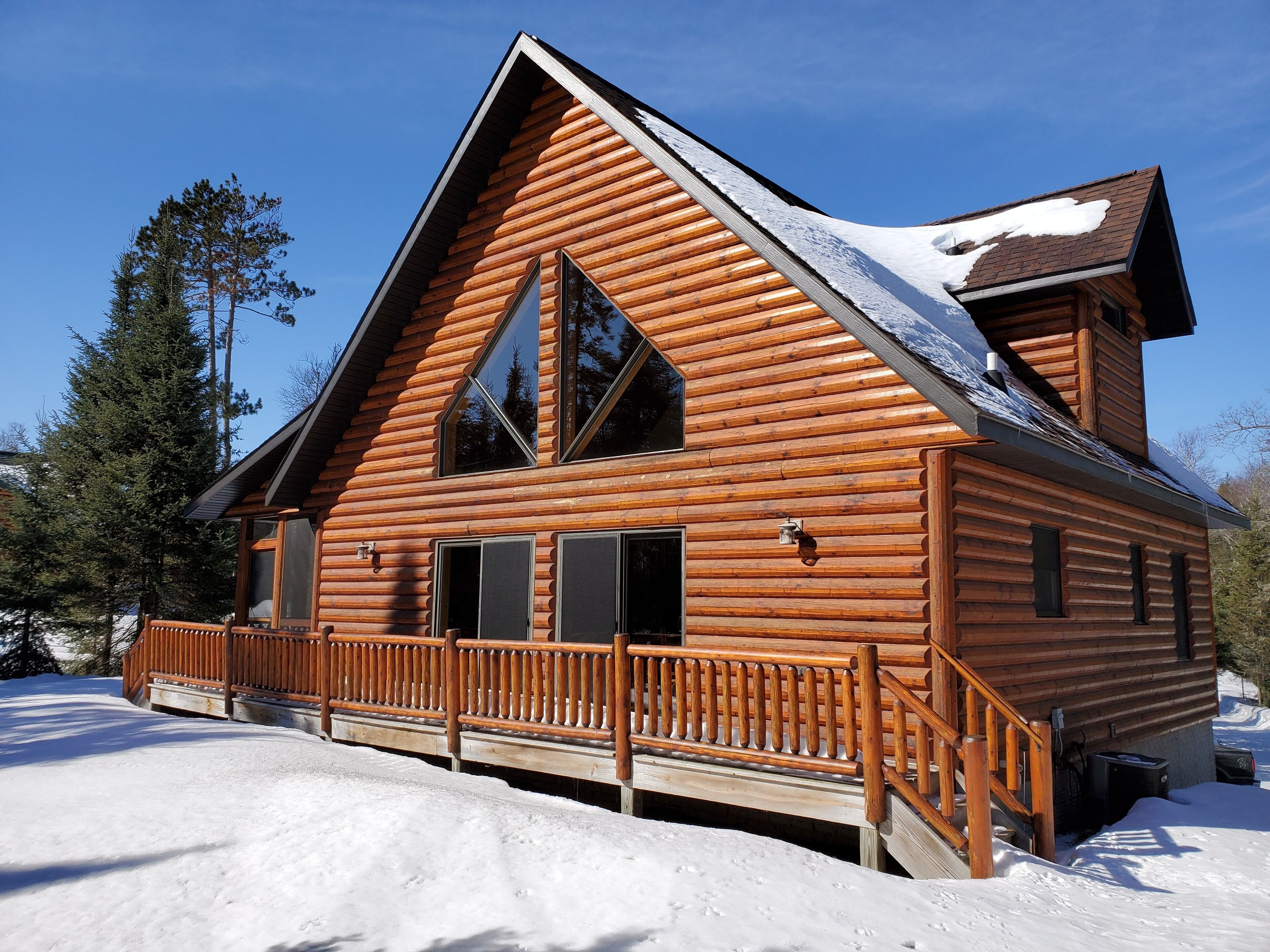 Eagle's Nest luxury lakefront chalet all season lodge.  Allows pets!