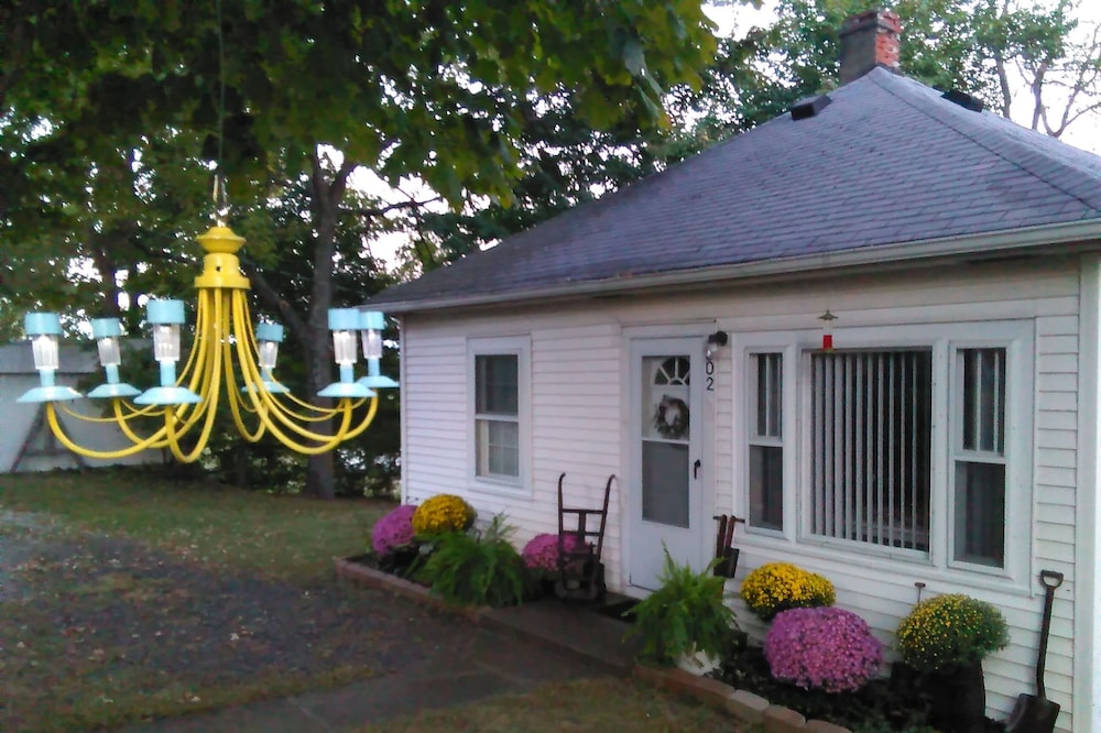 Little White Cottage-Country Setting In Town Just 5 minutes to The Ark Encounter