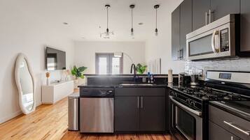 Kühlschrank, Mikrowelle, Ofen, Herdplatte