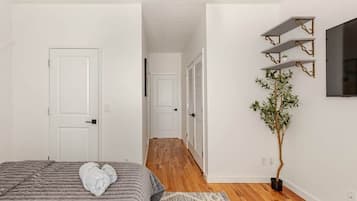 2 bedrooms, iron/ironing board, free WiFi, bed sheets