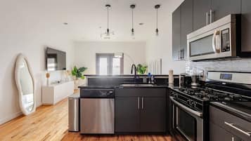 Refrigerador, microondas, horno y parrilla de estufa