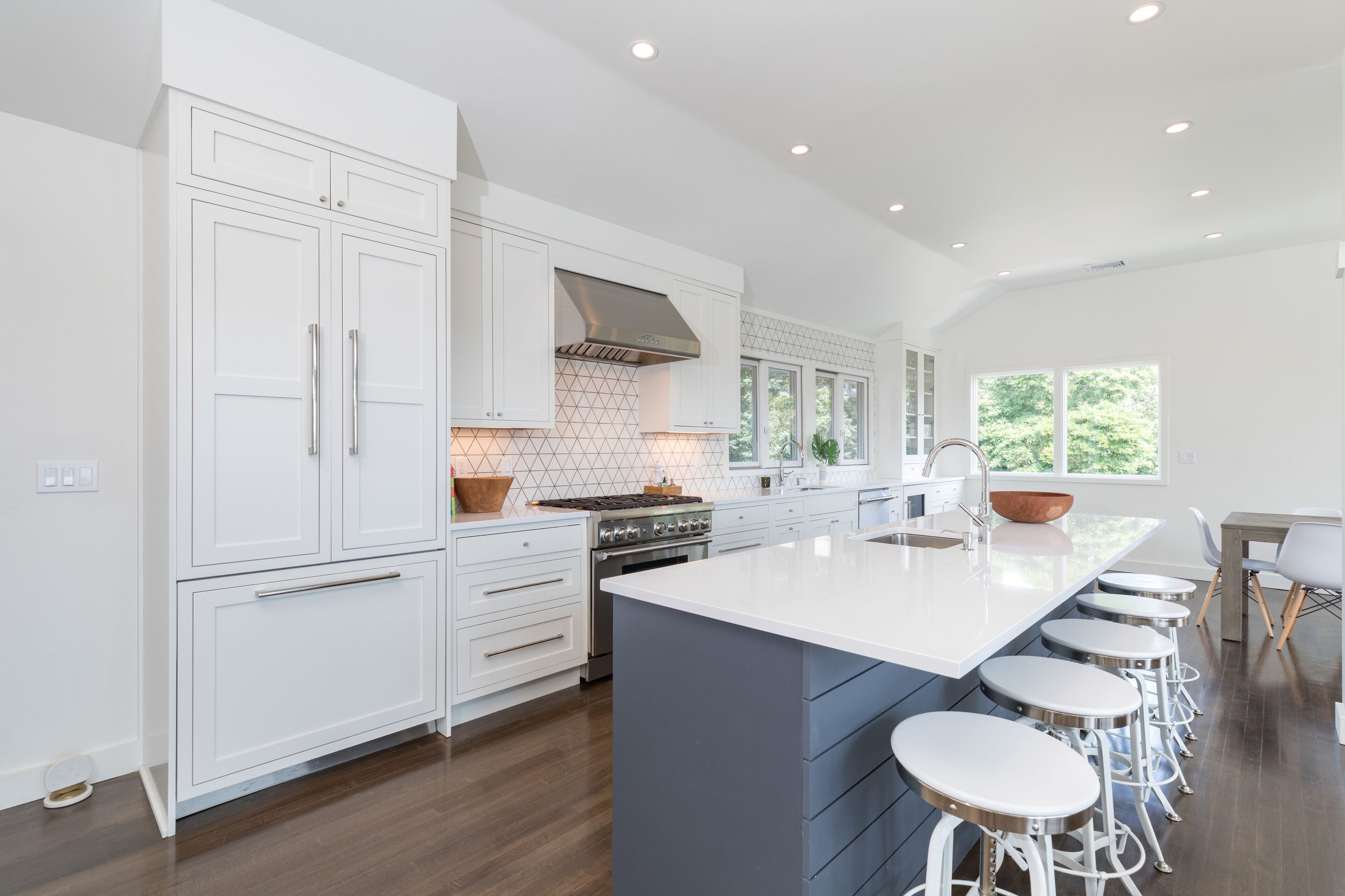 Pristine Modern Beachhouse; 5 min walk to beach