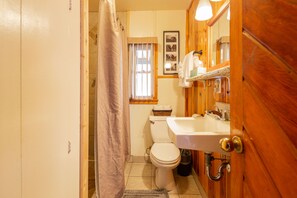 Combined shower/bathtub, hair dryer, towels, soap - Couples romantic cabin  (Three Rivers)