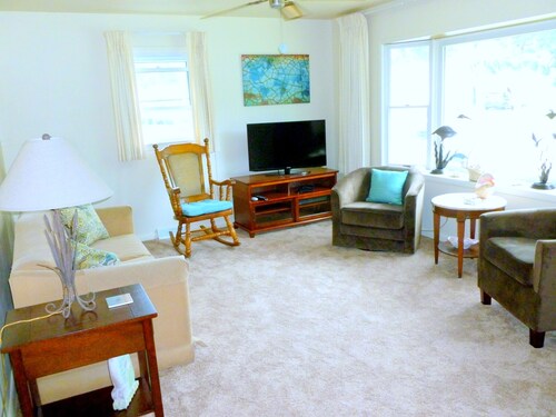 Ocean City beach & more - 10 mins. 2 bdrm 2 bath, LRm, FamRm, Skylights, parking
