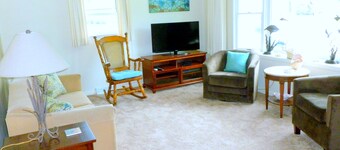 Ocean City beach & more - 10 mins. 2 bdrm 2 bath, LRm, FamRm, Skylights, parking