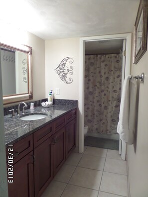 シャワー付き浴槽、ヘアドライヤー、タオル