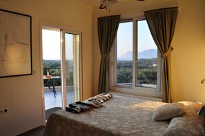 2 Schlafzimmer, Schreibtisch, Bügeleisen/Bügelbrett, Reisekinderbett