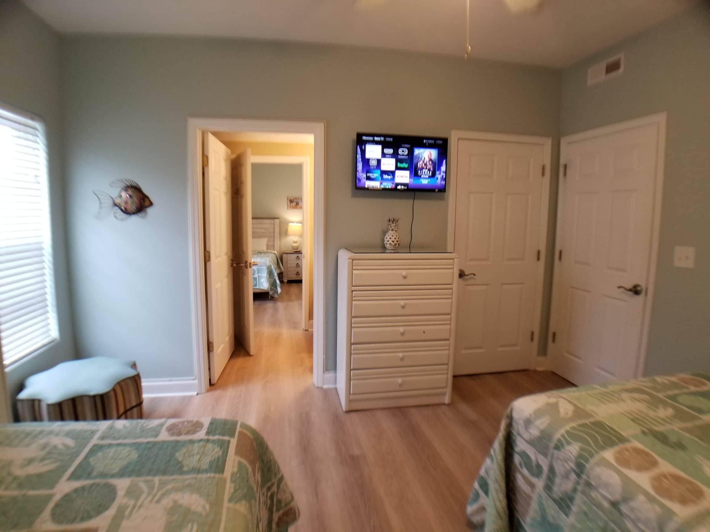 4 habitaciones, tabla de planchar con plancha, wifi y ropa de cama 