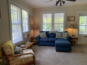 Smart TV, books - Fish Tails Cottage walk to the Promise Land Downtown Morehead Waterfront (Morehead City)