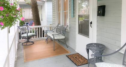 Fish Tails Cottage walk to the Promise Land Downtown Morehead Waterfront