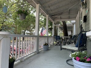 Terrace/patio - Fish Tails Cottage walk to the Promise Land Downtown Morehead Waterfront (Morehead City)