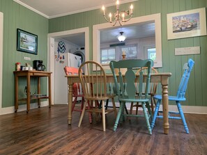 Dining - Fish Tails Cottage walk to the Promise Land Downtown Morehead Waterfront (Morehead City)