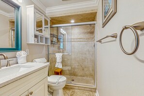 Articles de toilette gratuits, sèche-cheveux, serviettes fournies