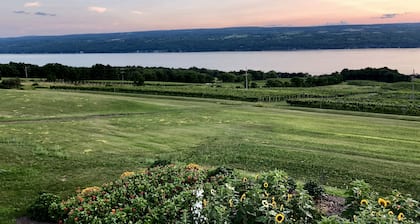 Charmantes Bauernhaus in einer ruhigen Straße in der Nähe des Seneca Lake, Glenora & Watkins Glen