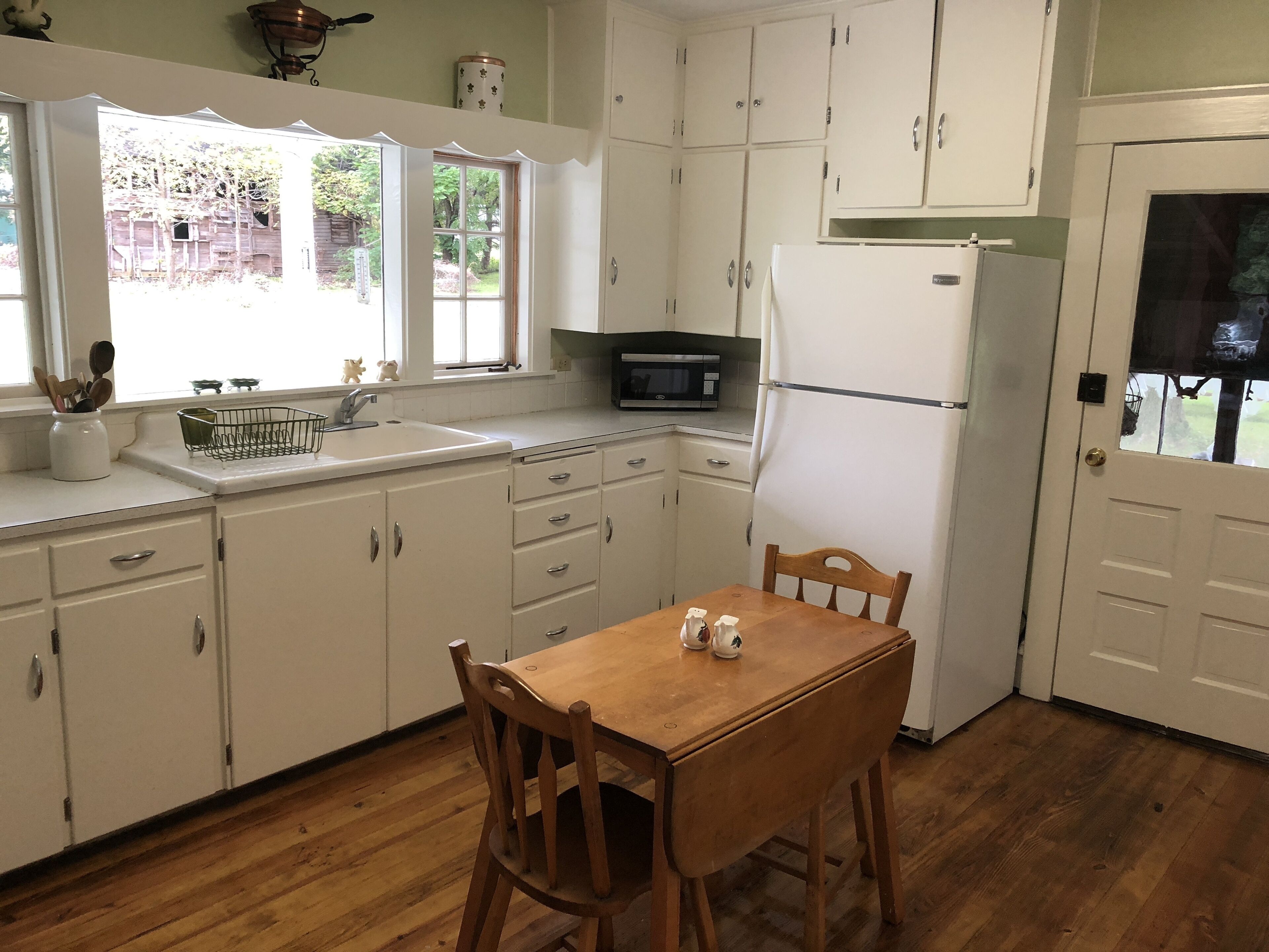 Charming farmhouse on a quiet road near Seneca Lake, Glenora & Watkins Glen ❤️