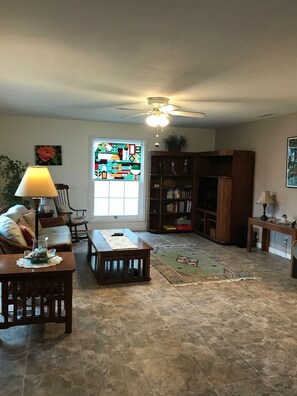 TV, DVD player, books - Tropical Paradise Beach Cottage - Sleeps 6, 3 beds (Imperial Beach)