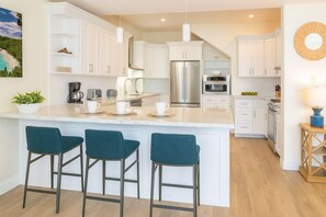 Kühlschrank, Mikrowelle, Herdplatte, Geschirrspüler