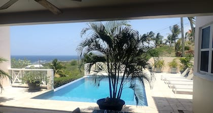 Geräumiges Innen- / Außenleben. Privater Pool. Herrliche Aussicht auf das Meer / den Golfplatz