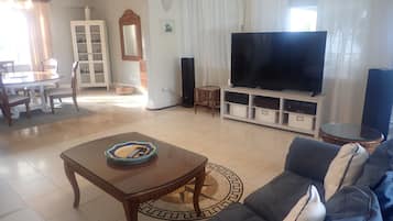 Fernseher, DVD-Player, Bücher, Musikbibliothek