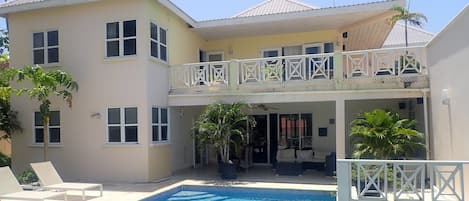 Ääretön uima-allas