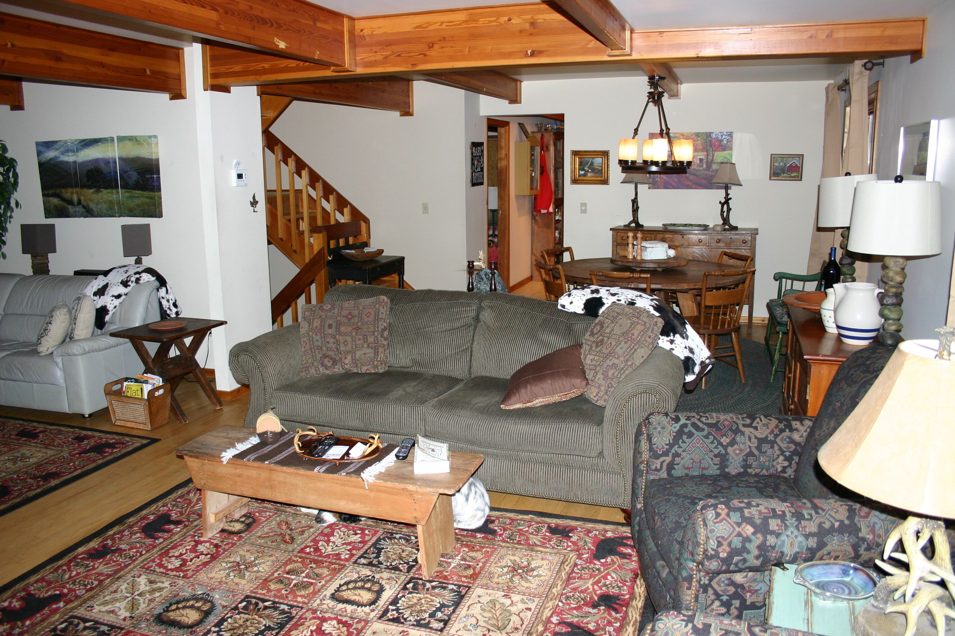 OKEMO VACATION HOUSE,  HOT TUB, CENTRAL AIR 6 Bdrm (2 K, 3 Q, 1 bunk), sleeps 14