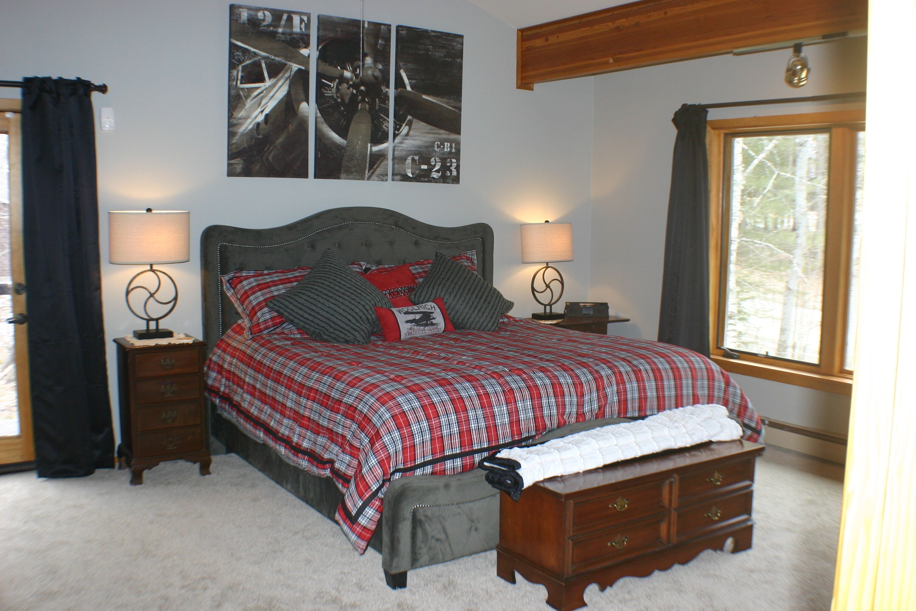 OKEMO VACATION HOUSE,  HOT TUB, CENTRAL AIR 6 Bdrm (2 K, 3 Q, 1 bunk), sleeps 14