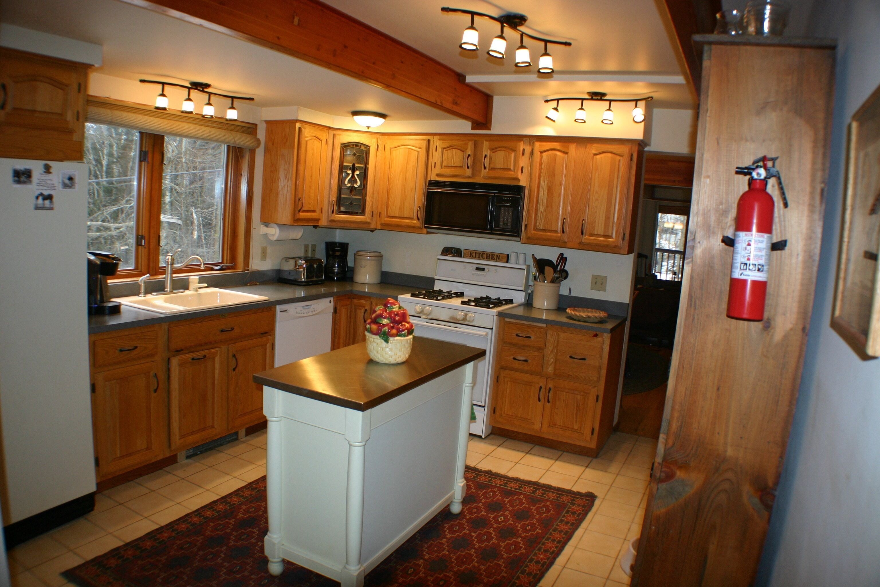 OKEMO VACATION HOUSE,  HOT TUB, CENTRAL AIR 6 Bdrm (2 K, 3 Q, 1 bunk), sleeps 14