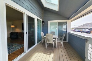 Outdoor dining - Nye Beach! Restaurants, Shop & Walk to Beach! (Newport)