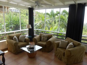 Tv, böcker och en stereo