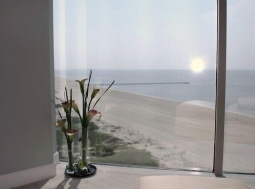 DIRECTLY ON BILOXI BEACH. A MAGICAL BEACHFRONT PARADISE! 