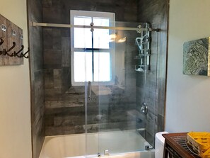 Badewanne, Haartrockner, Handtücher, Seife