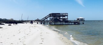 GEWELDIGE UITZICHT / BEACHFRONT! DOCK, HONDEN OK, BEIDE GOLF EN BAY PRIVATE BEACH!