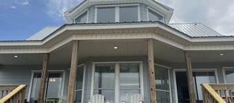 Private bayfront beach- private dock for fishing, Bring dogs. BIG JULY DISCOUNTS