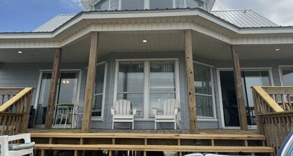 Private bayfront beach- private dock for fishing, Bring dogs. BIG JULY DISCOUNTS
