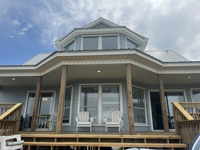Private bayfront beach- private dock for fishing, Bring dogs. BIG JULY DISCOUNTS