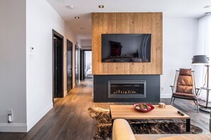 Smart TV, fireplace, stereo