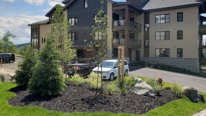 A multi-story building with a modern architectural design, featuring balconies and large windows. - Tremblant Prestige - Horizon 1-104 (Mont-Tremblant)