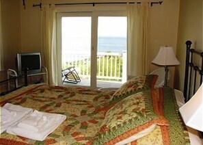 5 bedrooms, desk, iron/ironing board, travel crib