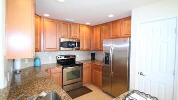 Geladeira, micro-ondas, fogão, cooktop