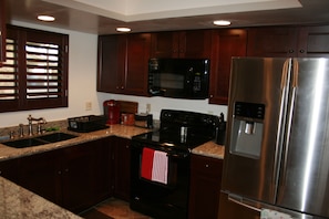 Refrigerador, microondas, horno y parrilla de estufa