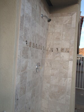 Combined shower/tub, towels, soap, toilet paper