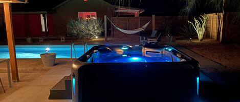 Una piscina al aire libre