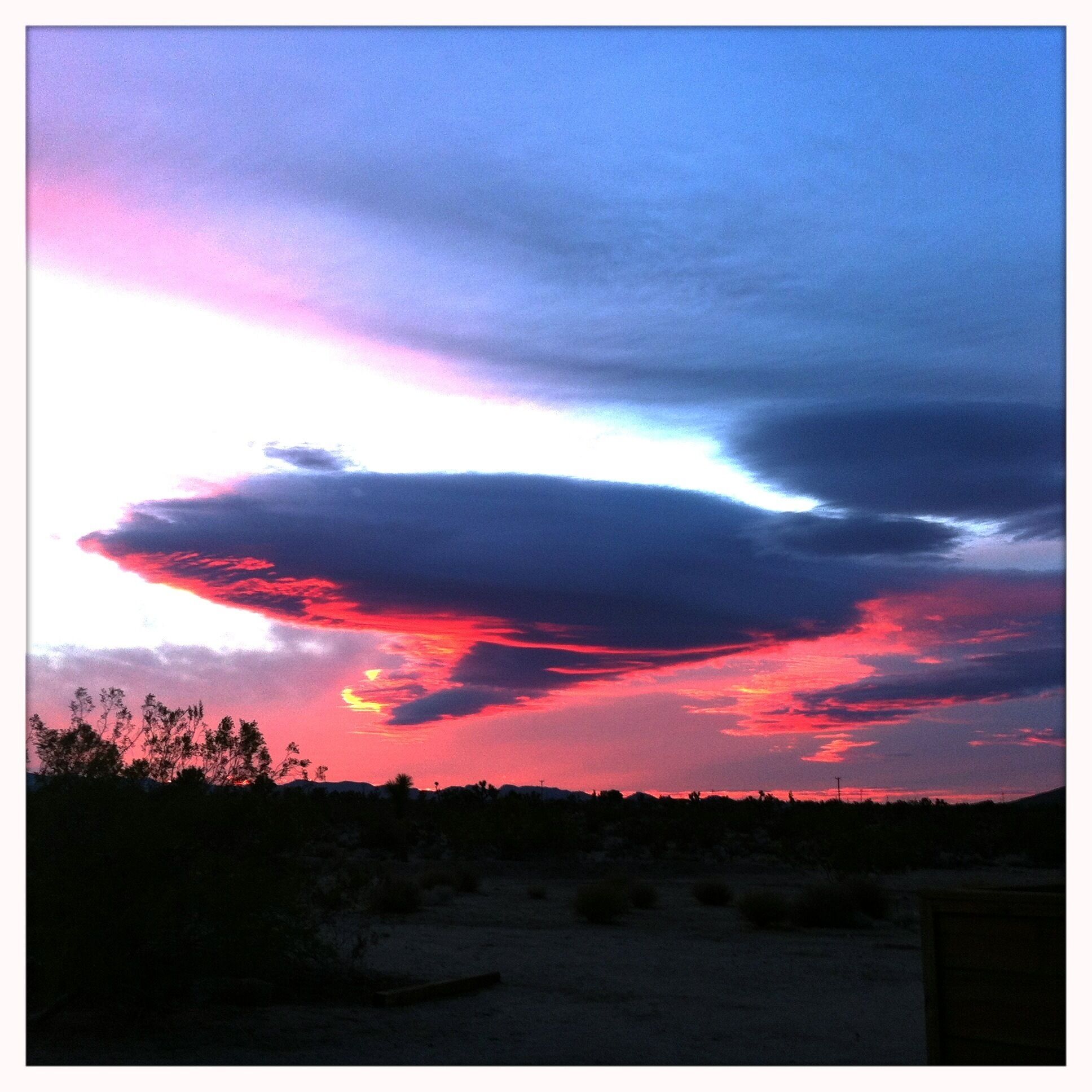 Um pôr do sol com uma formação de nuvens marcante.