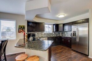 Jääkaappi, mikroaaltouuni, uuni, liesi