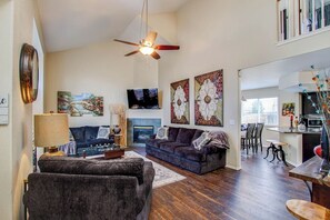 Een smart-tv, een open haard, boeken en een muziekbibliotheek